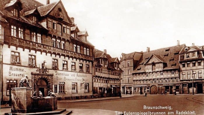 Der Eulenspiegelbrunnen ca. 1912 mit dem Stammhaus der Mumme-Brauerei Steger am Bäckerklint, wo bis zur Zerstörung des Hauses 1944 diese Bier hergestellt wurde. Foto: Bein / Privat