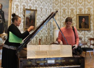 Die Restauratorinnen Garnet Rosch-Meier (inks) und Katharina Geier kümmern sich um den Hammerflügel im Schlossmuseum. Foto: Der Löwe