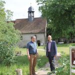 Carsten Jatzen, Sprecher des Baukreises der Christengemeinschaft, und Pfarrer Marc Jungermann (rechts). Foto: Der Löwe