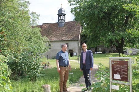 Carsten Jatzen, Sprecher des Baukreises der Christengemeinschaft, und Pfarrer Marc Jungermann (rechts). Foto: Der Löwe