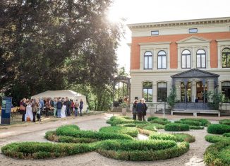 Das Foto zeigt eine Veranstaltung im Garten des Hauses der Braunschweigischen Stifteungen in der Zeit vor Corona. Foto HdBS