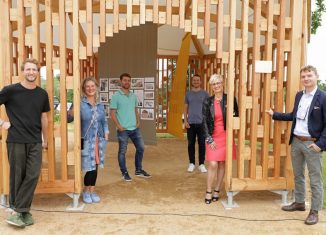 Der Studierenden Pavillon auf dem Campus Nord wurde von (v.l.) Simon Fischer, Prof. Susanne Robra-Bissantz, David Gebhardt, Cedric Lachmann (Sandkasten), die Präsidentin der TU Braunschweig, Prof. Anke Kaysser-Pyzalla, und Felix Latzel. Eingeweiht. Foto: Kristina Rottig/TU Braunschweig