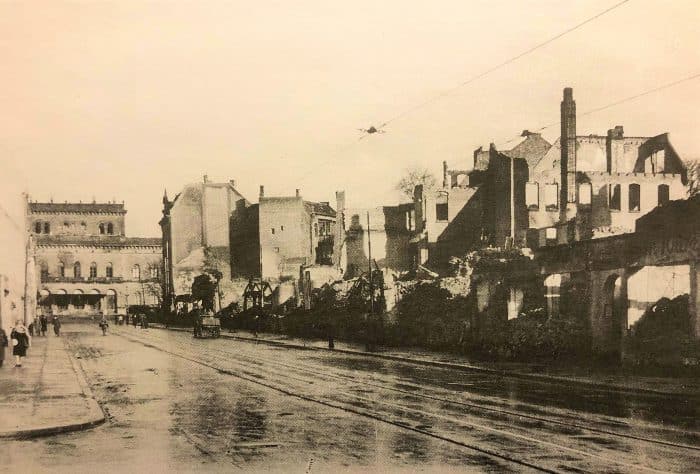 Der zerstörte Steinweg mit Staatstheater. Foto: Stadtarchiv