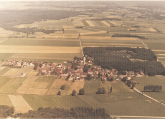 Blick vom Rüper Berg in nördliche Richtung auf den Wendeburger Ortsteil Rüper. Foto: Braunschweigische Landschaft /Luftbild: AEROPHOT – DEMUSS, 1979