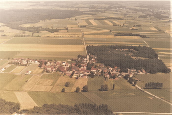 Blick vom Rüper Berg in nördliche Richtung auf den Wendeburger Ortsteil Rüper. Foto: Braunschweigische Landschaft /Luftbild: AEROPHOT – DEMUSS, 1979