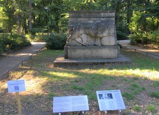 Das Kolonialdenkmal an der Jasperallee. Tafeln informieren über die Hintergründe. Foto: Der Löwe