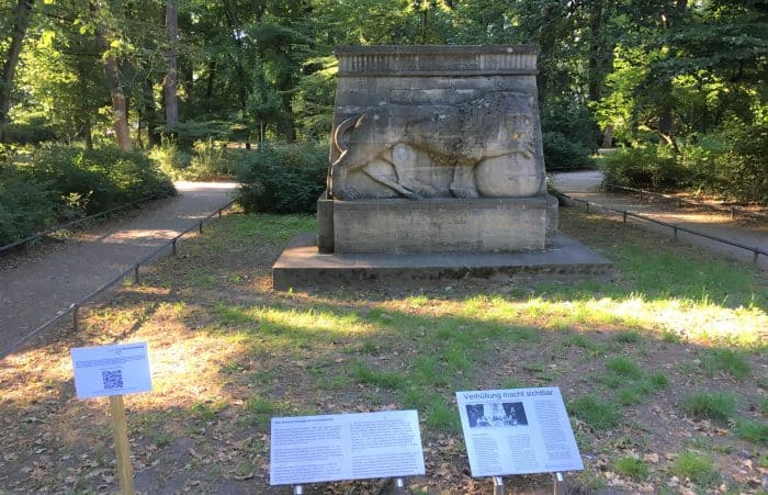 Das Kolonialdenkmal an der Jasperallee. Tafeln informieren über die Hintergründe. Foto: Der Löwe