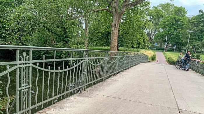 Das alte Geländer des Sidonienbrücke stand einst unter Denkmalschutz. Die Stadtverwaltung will das Geländer einlagern und so erhalten. Foto: STACHURA / JS