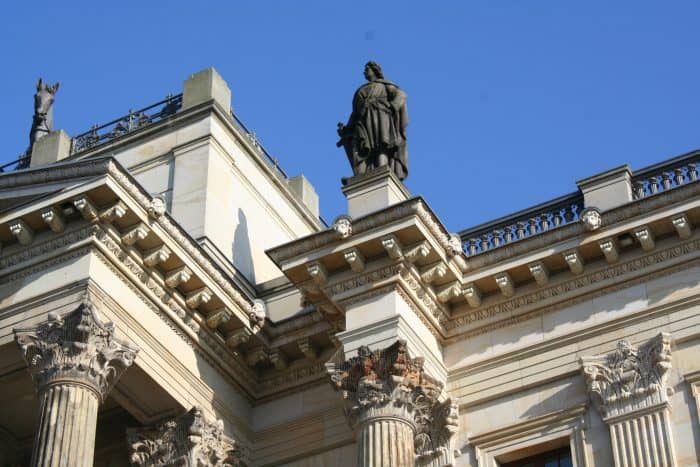 Die Figuren am Hauptportal sind Thema einer Führung. Foto: Schlossmuseum