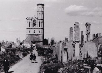 Blick durch Trümmer auf die kriegsbeschädigte Andreaskirche. Foto: Archiv Eckhard Schimpf.