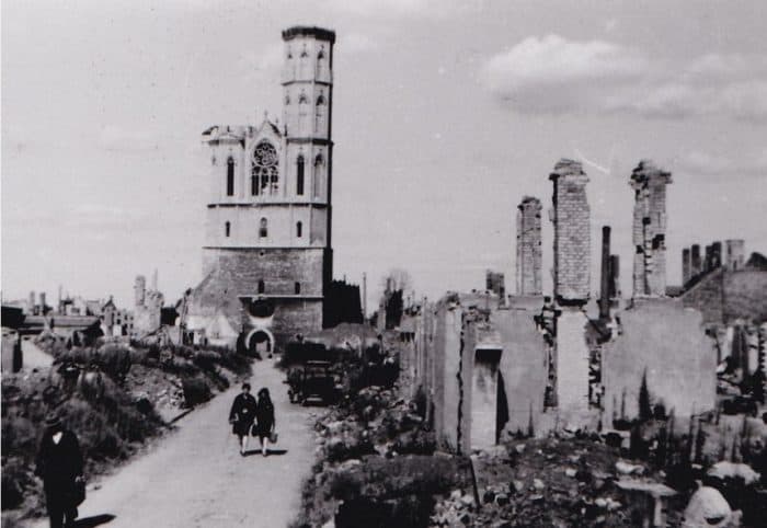 Blick durch Trümmer auf die kriegsbeschädigte Andreaskirche. Foto: Archiv Eckhard Schimpf.