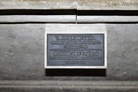 Inschrift des Grabmals im Dom. Foto: Der Löwe
