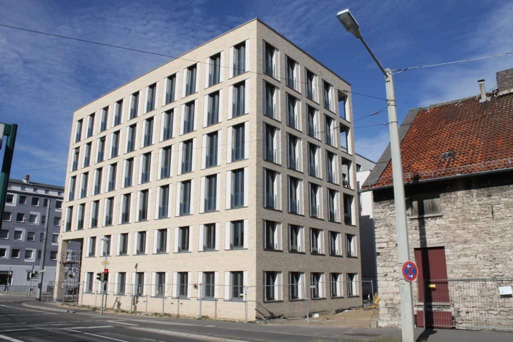 Freie Sicht auf das stadt­bild­prä­gende Eckhaus