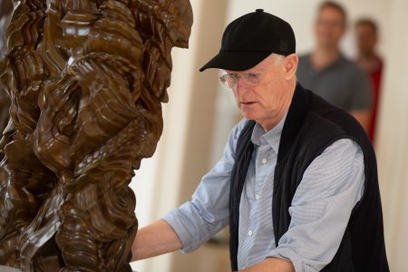 Bildhauer Tony Cragg beim Ausstellungsaufbau im Schloss Museum Wolfenbüttel. Foto Museum Wolfenbüttel / Florian Kleinschmidt
