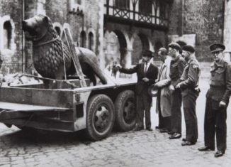 Der Braunschweiger Burglöwe kehrt im März 1946 zurück an seinen angestammten Platz. Foto: IBR