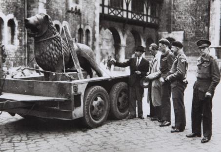 Der Braunschweiger Burglöwe kehrt im März 1946 zurück an seinen angestammten Platz. Foto: IBR