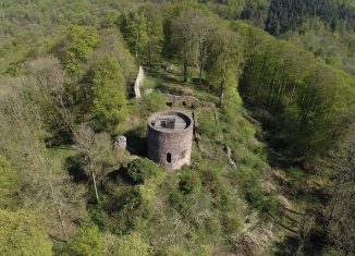 Blick aus der Luft auf die Ruine der Homburg. Foto: SBK/Sebastian Rustenbach