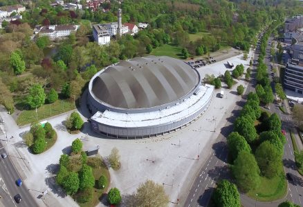 Aus der Luft ist die Volkswagen Halle beeindruckend. Foto: Stadthalle Braunschweig Betriebsgesellschaft / Knut Bussian