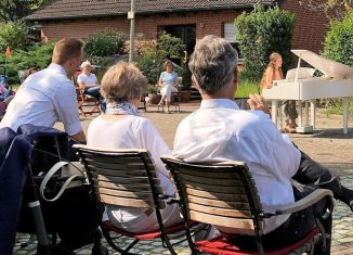 Die Pianistin Nicole Rudi aus Wolfsburg und die Mezzosopranistin Nora Maria Eckhardt aus Braunschweig geben vor Eckhardts Elternhaus in Kanzlerfeld ein Konzert. Organisiert wurde es vom Verein Kinderklassik in der Reihe „Digitalflügel auf Reisen“. Foto: Katharina Lohse