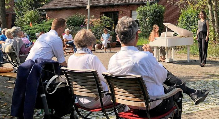 Die Pianistin Nicole Rudi aus Wolfsburg und die Mezzosopranistin Nora Maria Eckhardt aus Braunschweig geben vor Eckhardts Elternhaus in Kanzlerfeld ein Konzert. Organisiert wurde es vom Verein Kinderklassik in der Reihe „Digitalflügel auf Reisen“. Foto: Katharina Lohse