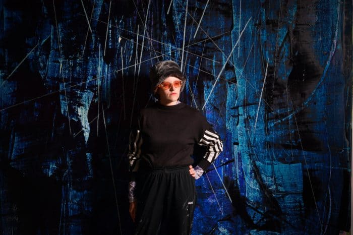 Stella Ohlms vor einem ihrer großformatigen Gemälde. Foto: SBK / Andreas Greiner-Napp