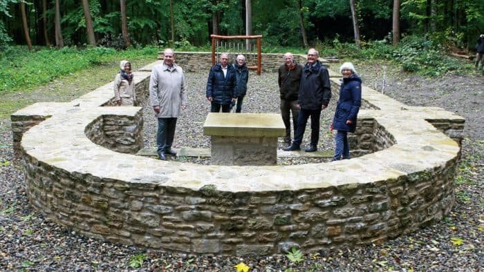 Kreisarchäologin Dr. Monika Bernatzky (rechts) und Landrat Gerhard Radeck (vorn links) dankten allen Projektbeteiligten für die erfolgreiche Zusammenarbeit bei der Rekonstruktion und touristischen Aufwertung der Elmsburg. Foto: Markus Brich