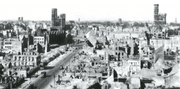 Blick auf die zerstörte Stadt (hier Fallersleber Straße). Repro: IBR