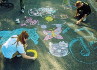 Kinder und Jugendliche setzten sich mittels Kreidemalerei mit ihrem Erleben der Corona-Pandemie auseinander. Foto: Im·Puls·Initiative