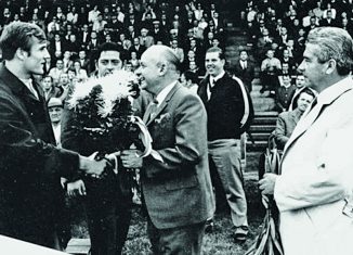 Klaus Glahn (links) wird vom damaligen Vorsitzenden des VfL Wolfsburg, Hans Pudenz geehrt. In der Bildmitte Gewichtheber Günther Wu. Foto: VfL Wolfsburg