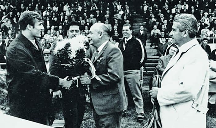 Klaus Glahn (links) wird vom damaligen Vorsitzenden des VfL Wolfsburg, Hans Pudenz geehrt. In der Bildmitte Gewichtheber Günther Wu. Foto: VfL Wolfsburg