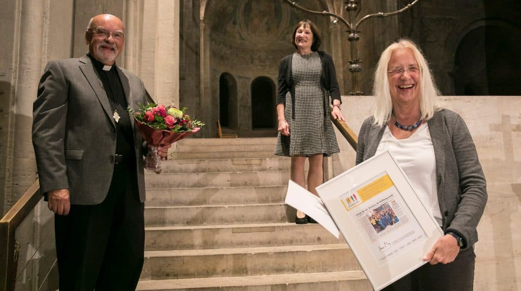 Dritte Sieger: Für ihren Einsatz für die „German Church School“ in Addis Abeba werden der frühere Braunschweiger Domprediger Joachim Hempel und die Vorsitzende des Fördervereins Barbara Reske von Laudatorin Monika Döhrmann ausgezeichnet. Foto: Peter Sierigk