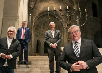 Sonderpreisträger Wolfgang Pozzato (links vorne) beim Festakt im Braunschweiger Dom gemeinsam mit VW-Finanzvorstand Frank Witter (rechts hinten), Festredner und Minister für Wirtschaft, Verkehr, Arbeit und Digitalisierung, Dr. Bernd Althusmann (rechts vorne), und Chefredakteur der Braunschweiger Zeitung, Armin Maus (links hinten). Foto: Peter Sierigk