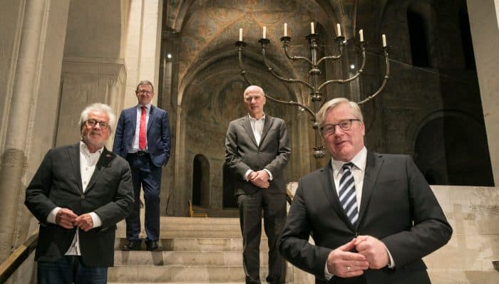 Sonderpreisträger Wolfgang Pozzato (links vorne) beim Festakt im Braunschweiger Dom gemeinsam mit VW-Finanzvorstand Frank Witter (rechts hinten), Festredner und Minister für Wirtschaft, Verkehr, Arbeit und Digitalisierung, Dr. Bernd Althusmann (rechts vorne), und Chefredakteur der Braunschweiger Zeitung, Armin Maus (links hinten). Foto: Peter Sierigk