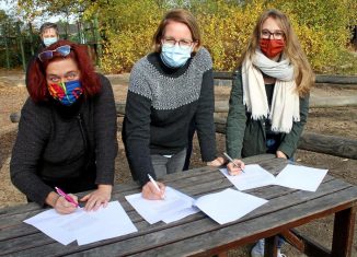 Unterschrieben gemeinsam den Kooperationsvertrag (von links): Andrea Fester, Fanja Kutolowski und Carolin Bodenburg (KJT). Foto: Udo Starke