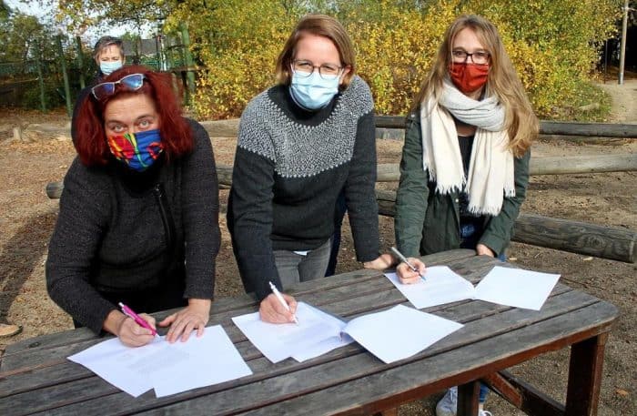 Unterschrieben gemeinsam den Kooperationsvertrag (von links): Andrea Fester, Fanja Kutolowski und Carolin Bodenburg (KJT). Foto: Udo Starke