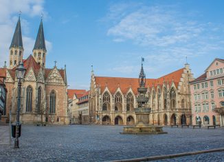 Der Altstadtmarkt mit Martinikirche, Altstadtrathaus, Stechinelli-Haus und Marienbrunnen sowie den beiden Haltestellen rechts, die einen Wetterschutz erhalten sollen. Foto: Vladan Rajkovic