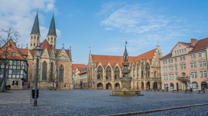 Der Altstadtmarkt mit Martinikirche, Altstadtrathaus, Stechinelli-Haus und Marienbrunnen sowie den beiden Haltestellen rechts, die einen Wetterschutz erhalten sollen. Foto: Vladan Rajkovic