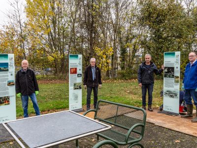 Karl-August Fricke, Hans-Hermann Henze, Manfred Bues und Walter Waske vor fertiggestellten Stelen. Foto: Freundeskreis Glas