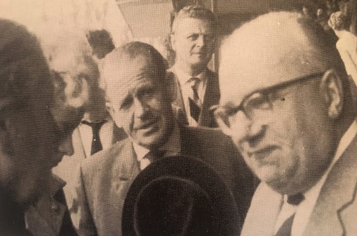 Eintracht-Präsident Dr. Kurt Hopert (rechts) mit dem früheren Bundestrainer Sepp Herberger. Foto: aus „Helmuth lass die Löwen raus“