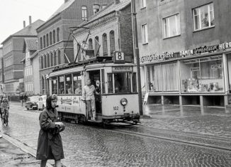 Die Straßenbahn 102, Baujahr 1929, auf ihrer Fahrt im Jahr 1963 über die Kastanienallee in Richtung Richmond. Foto: Stiftung Eisenbahnarchiv