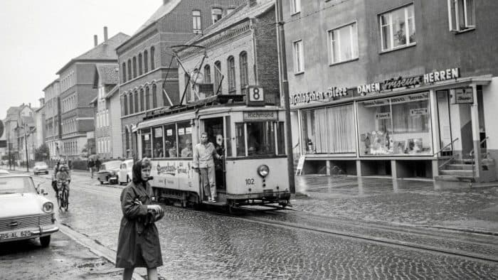 Die Straßenbahn 102, Baujahr 1929, auf ihrer Fahrt im Jahr 1963 über die Kastanienallee in Richtung Richmond. Foto: Stiftung Eisenbahnarchiv