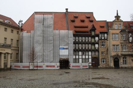 Hinter Planen versteckt: Das von Veltheimische Haus ist während der Sanierung abgehängt. Foto: Schmitz/Handwerkskammer