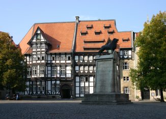 In voller Pracht: das Ensemble mit dem von Veltheimischen Haus und dem Huneborstelschen Haus im Jahr 2006. Foto: Handwerkskammer