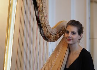 Joanna Liberadzka mit der neuen Harfe des Staatsorchesters Braunschweig. Foto: Staatstheater Braunschweig