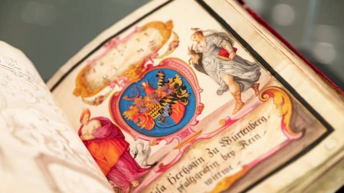 Das „Große Freundschaftsbuch“ des Augsburger Kaufmanns Philipp Hainhofer (1578-1647) ist mit 2,8 Millionen Euro der spektakulärste Ankauf der Herzog-August-Bibliothek Wolfenbüttel seit Jahrzehnten. Foto: Peter Steffen / picture alliance/dpa