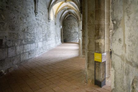 Auf dem Weg zum Brunnenhaus (Station 6) durch den südlichen Kreuzgang. Foto: komplementaer