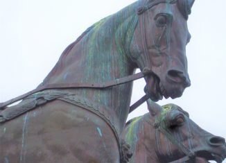 Die Spuren der Verunreinigung sind an den Pferdeköpfen der Quadriga deutlich zu erkennen. Foto: Wedemeyer