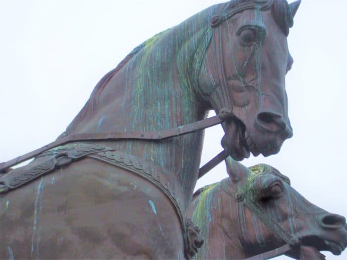 Die Spuren der Verunreinigung sind an den Pferdeköpfen der Quadriga deutlich zu erkennen. Foto: Wedemeyer