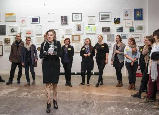 Anne Mueller von der Haegen eröffnet das Kunstfest der offenen Ateliers „Kunst… hier und jetzt“ im Jahr 2015. Foto: Der Löwe / Peter Sierigk