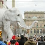 Traditionell führt ein Motivwagen mit einem Elefanten den Umzug an. Foto: Stadtmarketing/Daniel Möller